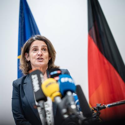 Pressestatement der Bundesministerin f?r Wirtschaft und Energie und der Exekutiv-Vizepr?sidentin der EU Kommission f?r einen sauberen, fairen und wettbewerbsf?higen Wandel in Berlin-stock-photo
