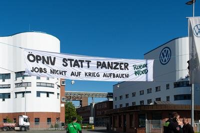 Robin Wood Protest bei VW in Osnabrueck - Busse und Bahnen statt Panzer - 19.05. 2025-stock-foto