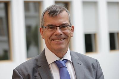 Dr. Franck D?vell, Universit?t Osnabr?ck, Deutschland, Berlin, Bundespressekonferenz, Thema: Report Globale Flucht 2025-stock-photo