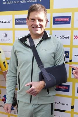 Im Zuge einer Hochwasserschutzmassnahme haben Buergerinnen und Buerger von Degenfeld zur Schaufel gegriffen und fuer den vorsorglichen Hochwasserschutz, Sandsaecke befuellt.-stock-foto