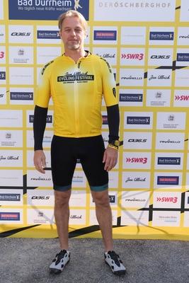 Im Zuge einer Hochwasserschutzmassnahme haben Buergerinnen und Buerger von Degenfeld zur Schaufel gegriffen und fuer den vorsorglichen Hochwasserschutz, Sandsaecke befuellt.-stock-foto