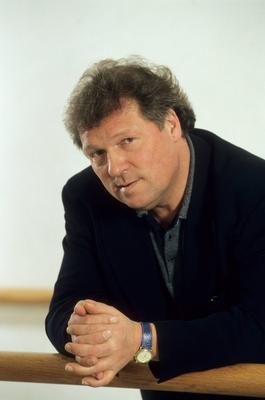 Bildnummer: 56899009  Datum: 13.04.2000  Copyright: imago/teutopressThomas Freitag (Kabarettist) 04/00 thg Mann Kabarett Komik Comedy TV Fernsehen Schauspiel dunkelhaarig kurzhaarig Locken leger Jackett schwarz Hemd grau stehend aufst?tzend Gel?nder halb hoch nachdenklich fragend Fototermin Thomas Freitag am 13.04.2000 in Bielefeld People Shooting x0x xsk 2000 hoch Aufmacher  56899009 Date 13 04 2000 Copyright Imago  Thomas Friday Comedian 04 00 THG Man Cabaret comic Comedy TV Television Acting dark haired short lure casual Jacket Black Shirt grey standing aufst?tzend Railings half vertical contemplative questioningly Photo call Thomas Friday at 13 04 2000 in Bielefeld Celebrities Shooting x0x xSK 2000 vertical Highlight-stock-foto