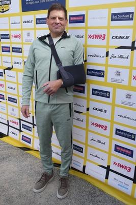 Im Zuge einer Hochwasserschutzmassnahme haben Buergerinnen und Buerger von Degenfeld zur Schaufel gegriffen und fuer den vorsorglichen Hochwasserschutz, Sandsaecke befuellt.-stock-foto