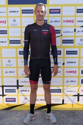 Im Zuge einer Hochwasserschutzmassnahme haben Buergerinnen und Buerger von Degenfeld zur Schaufel gegriffen und fuer den vorsorglichen Hochwasserschutz, Sandsaecke befuellt.-stock-foto