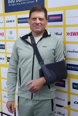 Im Zuge einer Hochwasserschutzmassnahme haben Buergerinnen und Buerger von Degenfeld zur Schaufel gegriffen und fuer den vorsorglichen Hochwasserschutz, Sandsaecke befuellt.-stock-foto