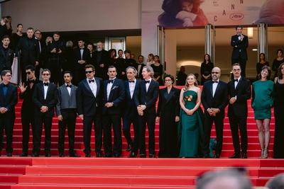 78eme Festival International du Film de Cannes. Mont?e des marches du film The Phoenician Theme. BAELEN-stock-photo