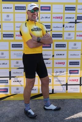 Im Zuge einer Hochwasserschutzmassnahme haben Buergerinnen und Buerger von Degenfeld zur Schaufel gegriffen und fuer den vorsorglichen Hochwasserschutz, Sandsaecke befuellt.-stock-foto