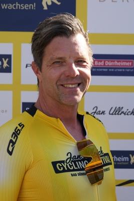 Im Zuge einer Hochwasserschutzmassnahme haben Buergerinnen und Buerger von Degenfeld zur Schaufel gegriffen und fuer den vorsorglichen Hochwasserschutz, Sandsaecke befuellt.-stock-foto