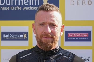 Im Zuge einer Hochwasserschutzmassnahme haben Buergerinnen und Buerger von Degenfeld zur Schaufel gegriffen und fuer den vorsorglichen Hochwasserschutz, Sandsaecke befuellt.-stock-foto