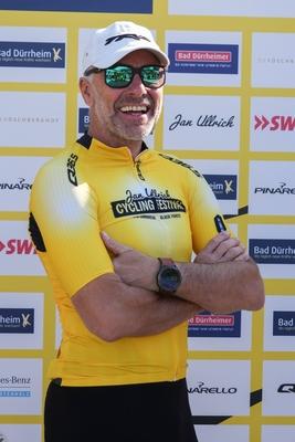 Im Zuge einer Hochwasserschutzmassnahme haben Buergerinnen und Buerger von Degenfeld zur Schaufel gegriffen und fuer den vorsorglichen Hochwasserschutz, Sandsaecke befuellt.-stock-foto