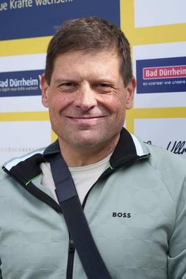 Im Zuge einer Hochwasserschutzmassnahme haben Buergerinnen und Buerger von Degenfeld zur Schaufel gegriffen und fuer den vorsorglichen Hochwasserschutz, Sandsaecke befuellt.-stock-foto