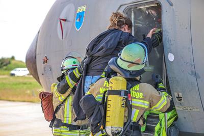 Lastwagen kollidiert auf Vorfeld mit Transportflugzeug Transall C-160 - ?bung der Bundeswehr Feuerwehr und Regionsfeuerwehrbereitschaft 1, Region Hannover-stock-photo