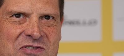 Im Zuge einer Hochwasserschutzmassnahme haben Buergerinnen und Buerger von Degenfeld zur Schaufel gegriffen und fuer den vorsorglichen Hochwasserschutz, Sandsaecke befuellt.-stock-foto