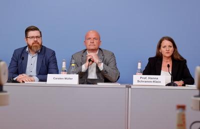 Geschaftsf?hrer: Daniel Kaddik, Carsten M?ller, Vorsitzender , Prof. Hanna Schramm-Klein, Deutschland, Berlin, Pressekon-stock-foto