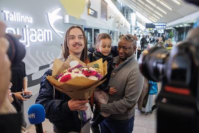 Tommy Cash arriving back home-stock-foto
