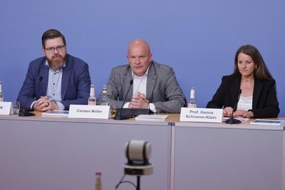 Geschaftsf?hrer: Daniel Kaddik, Carsten M?ller, Vorsitzender , Prof. Hanna Schramm-Klein, Deutschland, Berlin, Pressekon-stock-foto