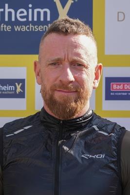 Im Zuge einer Hochwasserschutzmassnahme haben Buergerinnen und Buerger von Degenfeld zur Schaufel gegriffen und fuer den vorsorglichen Hochwasserschutz, Sandsaecke befuellt.-stock-foto