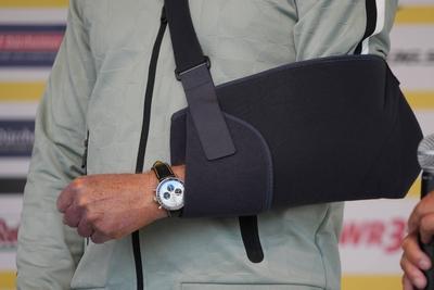 Im Zuge einer Hochwasserschutzmassnahme haben Buergerinnen und Buerger von Degenfeld zur Schaufel gegriffen und fuer den vorsorglichen Hochwasserschutz, Sandsaecke befuellt.-stock-foto