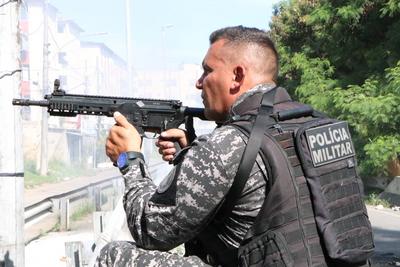 Operation in the city of god in rio de janeiro-stock-foto