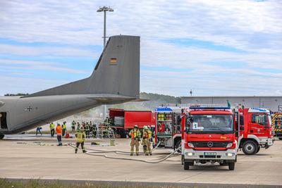 Lastwagen kollidiert auf Vorfeld mit Transportflugzeug Transall C-160 - ?bung der Bundeswehr Feuerwehr und Regionsfeuerwehrbereitschaft 1, Region Hannover-stock-photo