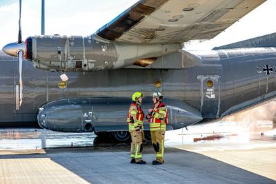 Lastwagen kollidiert auf Vorfeld mit Transportflugzeug Transall C-160 - ?bung der Bundeswehr Feuerwehr und Regionsfeuerwehrbereitschaft 1, Region Hannover-stock-photo