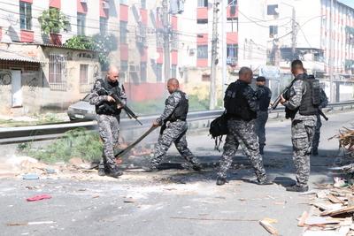 Operation in the city of god in rio de janeiro-stock-foto
