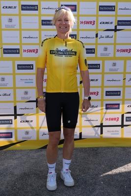 Im Zuge einer Hochwasserschutzmassnahme haben Buergerinnen und Buerger von Degenfeld zur Schaufel gegriffen und fuer den vorsorglichen Hochwasserschutz, Sandsaecke befuellt.-stock-foto