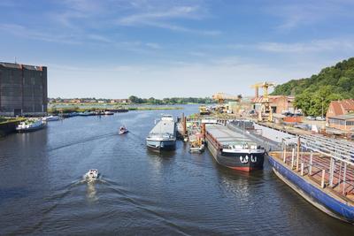 canal Elbe-L?beck-Kanal, shipyard Hitzler Werft, view to river Elbe Lauenburg/Elbe Schleswig-Holstein Germany Herzogtum-stock-foto