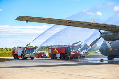 Lastwagen kollidiert auf Vorfeld mit Transportflugzeug Transall C-160 - ?bung der Bundeswehr Feuerwehr und Regionsfeuerwehrbereitschaft 1, Region Hannover-stock-photo