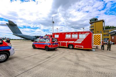 Lastwagen kollidiert auf Vorfeld mit Transportflugzeug Transall C-160 - ?bung der Bundeswehr Feuerwehr und Regionsfeuerwehrbereitschaft 1, Region Hannover-stock-photo