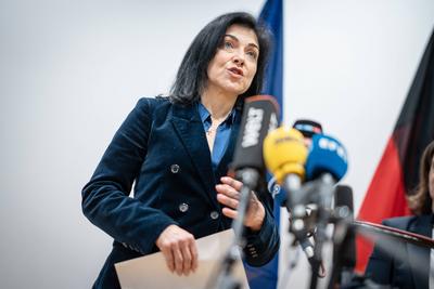 Pressestatement der Bundesministerin f?r Wirtschaft und Energie und der Exekutiv-Vizepr?sidentin der EU Kommission f?r einen sauberen, fairen und wettbewerbsf?higen Wandel in Berlin-stock-foto