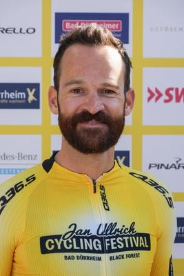 Im Zuge einer Hochwasserschutzmassnahme haben Buergerinnen und Buerger von Degenfeld zur Schaufel gegriffen und fuer den vorsorglichen Hochwasserschutz, Sandsaecke befuellt.-stock-foto