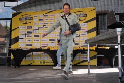 Im Zuge einer Hochwasserschutzmassnahme haben Buergerinnen und Buerger von Degenfeld zur Schaufel gegriffen und fuer den vorsorglichen Hochwasserschutz, Sandsaecke befuellt.-stock-foto