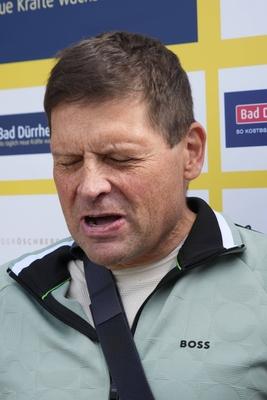 Im Zuge einer Hochwasserschutzmassnahme haben Buergerinnen und Buerger von Degenfeld zur Schaufel gegriffen und fuer den vorsorglichen Hochwasserschutz, Sandsaecke befuellt.-stock-foto