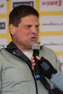 Im Zuge einer Hochwasserschutzmassnahme haben Buergerinnen und Buerger von Degenfeld zur Schaufel gegriffen und fuer den vorsorglichen Hochwasserschutz, Sandsaecke befuellt.-stock-foto