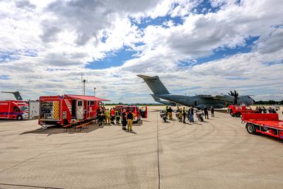 Lastwagen kollidiert auf Vorfeld mit Transportflugzeug Transall C-160 - ?bung der Bundeswehr Feuerwehr und Regionsfeuerwehrbereitschaft 1, Region Hannover-stock-photo
