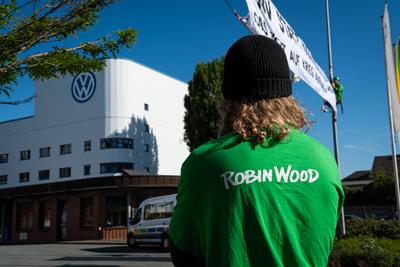 Robin Wood Protest bei VW in Osnabrueck - Busse und Bahnen statt Panzer - 19.05. 2025-stock-foto