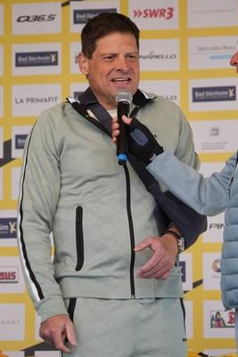 Im Zuge einer Hochwasserschutzmassnahme haben Buergerinnen und Buerger von Degenfeld zur Schaufel gegriffen und fuer den vorsorglichen Hochwasserschutz, Sandsaecke befuellt.-stock-foto