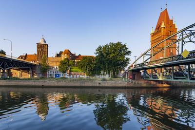 Hubbr?cke (Lift bridge), Bridge tower, canal Elbe-L?beck-Kanal, city gate Burgtor L?beck Schleswig-Holstein Germany Osts-stock-foto