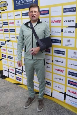 Im Zuge einer Hochwasserschutzmassnahme haben Buergerinnen und Buerger von Degenfeld zur Schaufel gegriffen und fuer den vorsorglichen Hochwasserschutz, Sandsaecke befuellt.-stock-foto