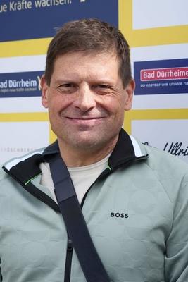 Im Zuge einer Hochwasserschutzmassnahme haben Buergerinnen und Buerger von Degenfeld zur Schaufel gegriffen und fuer den vorsorglichen Hochwasserschutz, Sandsaecke befuellt.-stock-foto