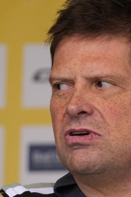 Im Zuge einer Hochwasserschutzmassnahme haben Buergerinnen und Buerger von Degenfeld zur Schaufel gegriffen und fuer den vorsorglichen Hochwasserschutz, Sandsaecke befuellt.-stock-foto