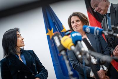 Pressestatement der Bundesministerin f?r Wirtschaft und Energie und der Exekutiv-Vizepr?sidentin der EU Kommission f?r einen sauberen, fairen und wettbewerbsf?higen Wandel in Berlin-stock-foto