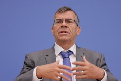 Dr. Franck D?vell, Universit?t Osnabr?ck, Deutschland, Berlin, Bundespressekonferenz, Thema: Report Globale Flucht 2025-stock-photo