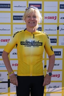 Im Zuge einer Hochwasserschutzmassnahme haben Buergerinnen und Buerger von Degenfeld zur Schaufel gegriffen und fuer den vorsorglichen Hochwasserschutz, Sandsaecke befuellt.-stock-foto