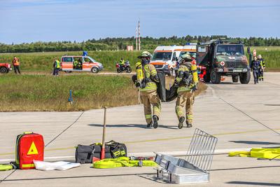 Lastwagen kollidiert auf Vorfeld mit Transportflugzeug Transall C-160 - ?bung der Bundeswehr Feuerwehr und Regionsfeuerwehrbereitschaft 1, Region Hannover-stock-photo
