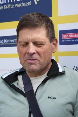 Im Zuge einer Hochwasserschutzmassnahme haben Buergerinnen und Buerger von Degenfeld zur Schaufel gegriffen und fuer den vorsorglichen Hochwasserschutz, Sandsaecke befuellt.-stock-foto