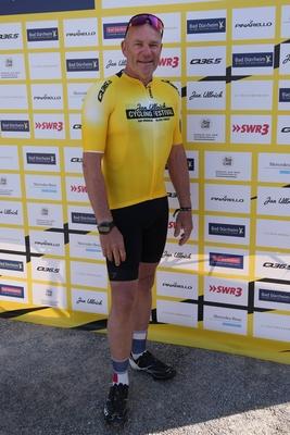 Im Zuge einer Hochwasserschutzmassnahme haben Buergerinnen und Buerger von Degenfeld zur Schaufel gegriffen und fuer den vorsorglichen Hochwasserschutz, Sandsaecke befuellt.-stock-foto