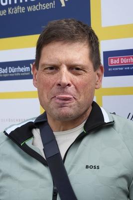 Im Zuge einer Hochwasserschutzmassnahme haben Buergerinnen und Buerger von Degenfeld zur Schaufel gegriffen und fuer den vorsorglichen Hochwasserschutz, Sandsaecke befuellt.-stock-foto