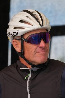 Im Zuge einer Hochwasserschutzmassnahme haben Buergerinnen und Buerger von Degenfeld zur Schaufel gegriffen und fuer den vorsorglichen Hochwasserschutz, Sandsaecke befuellt.-stock-foto